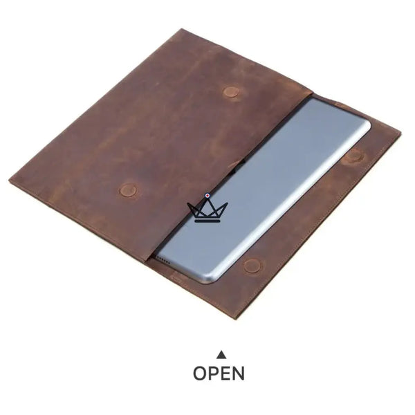Personalizable 13" leather envelope sleeve for iPad — Voyageur PLI – 12/13