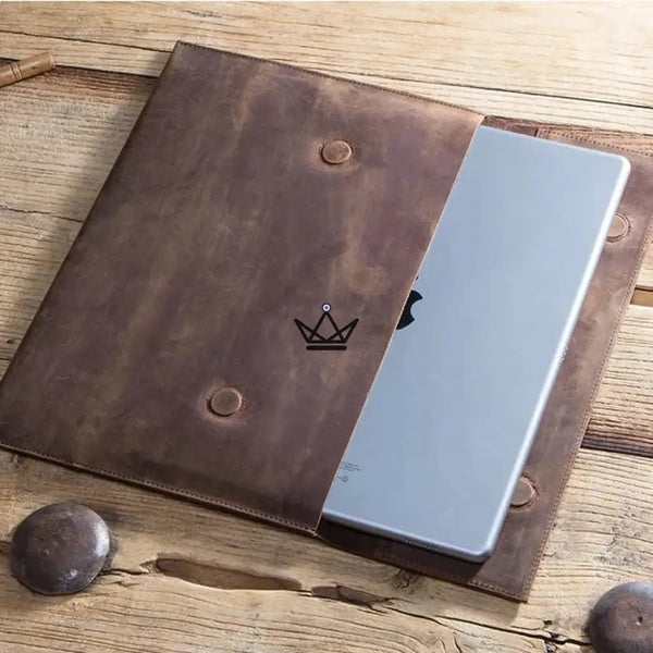 Personalizable 13" leather envelope sleeve for iPad — Voyageur PLI – 8/13