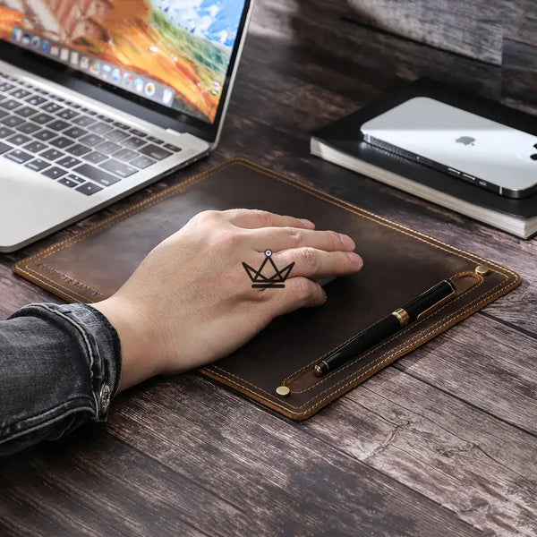 Tapis de souris en cuir personnalisable - Voyageur Duty - - Tapis souris personnalisable - Cadeau, Noël, Anniversaire, Original - Atelier Atypique