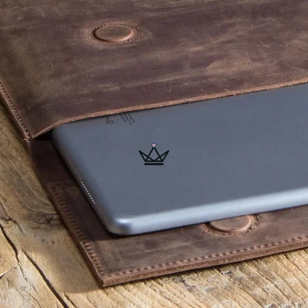 Personalizable 13" leather envelope sleeve for iPad — Voyageur PLI – 4/13