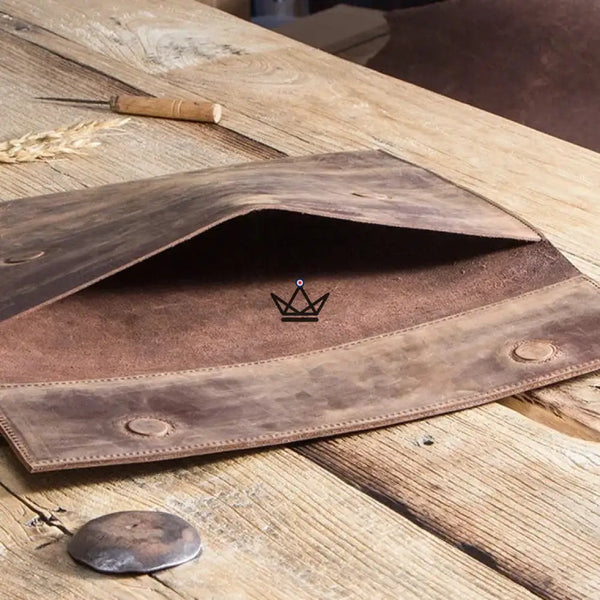 Personalizable 13" leather envelope sleeve for iPad — Voyageur PLI – 5/13