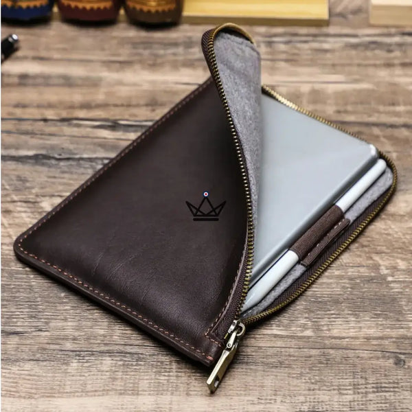 Pochette zippée cuir personnalisable pour iPad mini à dragonne - Voyageur OPUS - ["Divers personnalisable","maj-desc","maj-filtre","Maroquinerie Personnalisable"] - etui personnalisable - Cadeau, Noël, Anniversaire, Original, Fête des pères, fête des mères - Atelier Atypique
