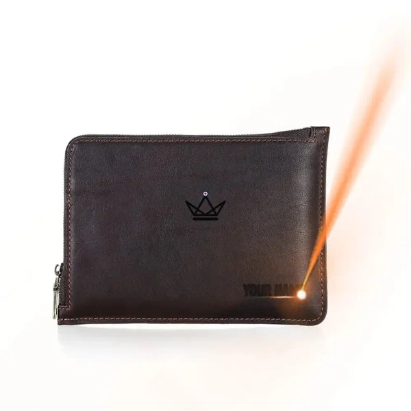 Pochette zippée cuir personnalisable pour iPad mini à dragonne - Voyageur OPUS - ["Divers personnalisable","maj-desc","maj-filtre","Maroquinerie Personnalisable"] - etui personnalisable - Cadeau, Noël, Anniversaire, Original, Fête des pères, fête des mères - Atelier Atypique