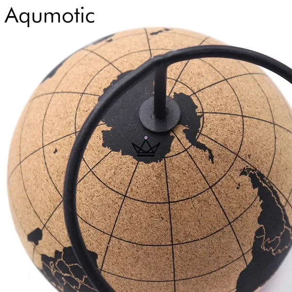 Globe terrestre en liège à punaiser sur pied métal, mappemonde 14,5 cm - PÉRIPLE - ["maj-desc","maj-filtre","Objets Scientifiques"] - Objets Scientifiques - Cadeau, Noël, Anniversaire, Original, Fête des pères, fête des mères - Atelier Atypique