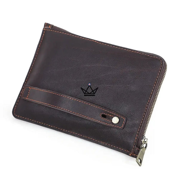 Pochette zippée cuir personnalisable pour iPad mini à dragonne - Voyageur OPUS - ["Divers personnalisable","maj-desc","maj-filtre","Maroquinerie Personnalisable"] - etui personnalisable - Cadeau, Noël, Anniversaire, Original, Fête des pères, fête des mères - Atelier Atypique