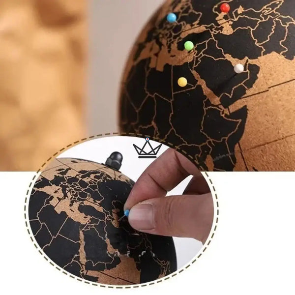 Globe terrestre en liège à punaiser sur pied métal, mappemonde 14,5 cm - PÉRIPLE - ["maj-desc","maj-filtre","Objets Scientifiques"] - Objets Scientifiques - Cadeau, Noël, Anniversaire, Original, Fête des pères, fête des mères - Atelier Atypique