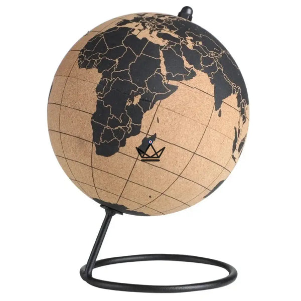 Globe terrestre en liège à punaiser sur pied métal, mappemonde 14,5 cm - PÉRIPLE - ["maj-desc","maj-filtre","Objets Scientifiques"] - Objets Scientifiques - Cadeau, Noël, Anniversaire, Original, Fête des pères, fête des mères - Atelier Atypique
