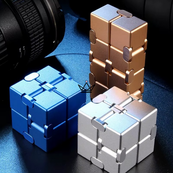 Anti-stress metal infinity cube for desk - SPIRA