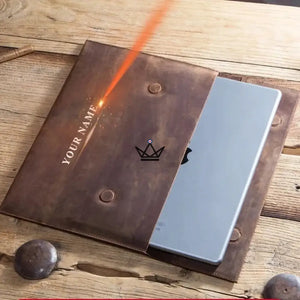Personalizable 13" leather envelope sleeve for iPad — Voyageur PLI