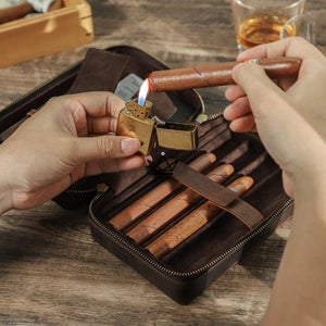 Étui à cigares Voyageur Prestige — cuir véritable & gravure laser personnalisable - ["cadeau-entreprise","cadeau-fete-des-peres","cadeau-noel","cadeau-retraite","Cigare Personnalisable"] - etui cigare personnalisable - Cadeau, Noël, Anniversaire, Original, Fête des pères, fête des mères - Atelier Atypique
